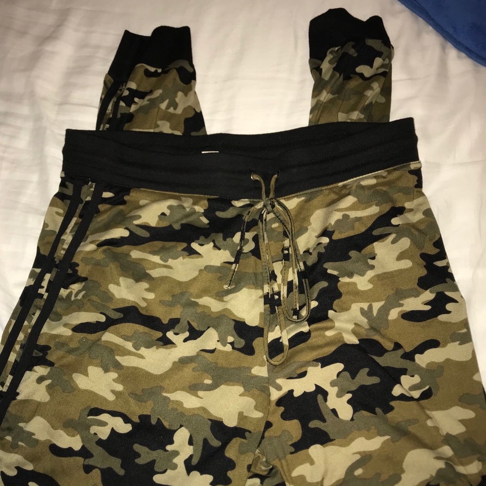 ✧camo joggers✧